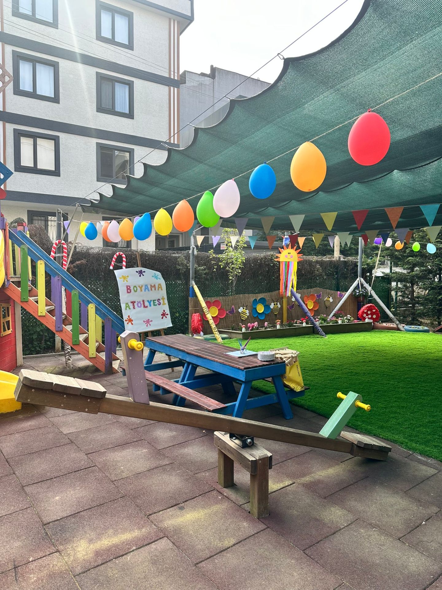 Sancaktepe anaokulunun yeşil bahçesinde mevsimsel alerjiye karşı kontrollü ortamda oynayan çocuklar