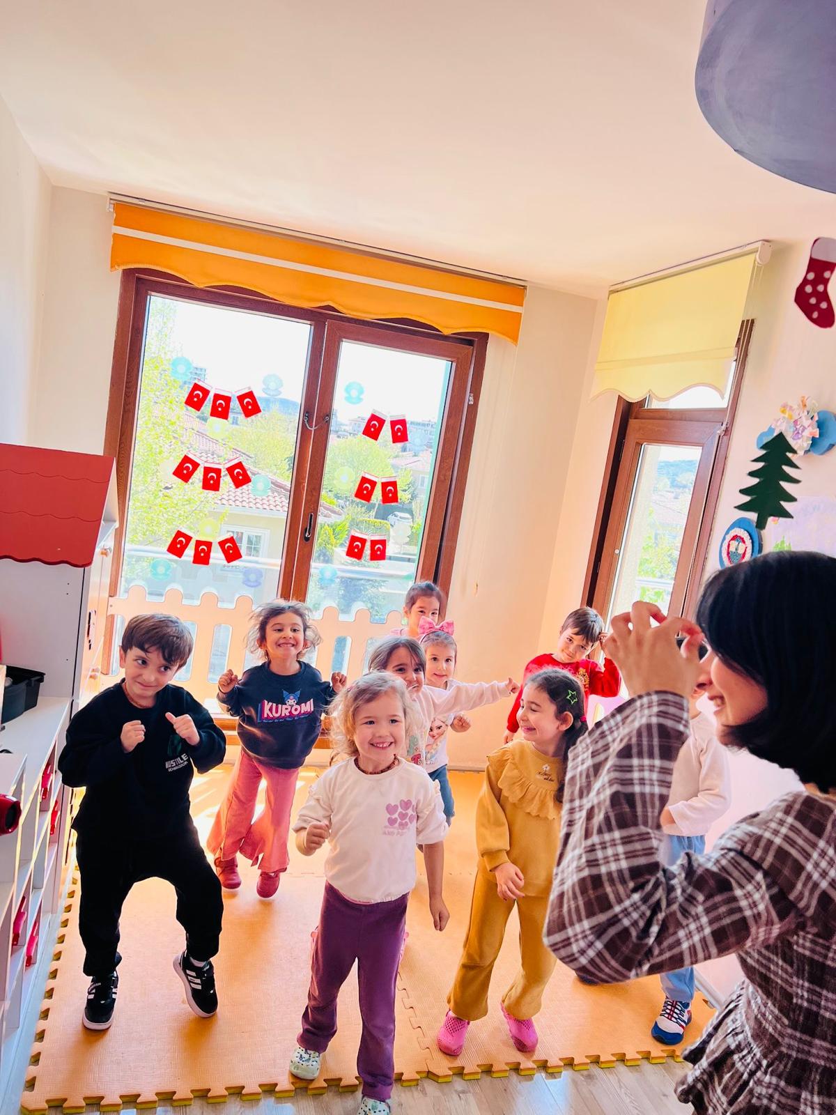 Sınıf içi müzik ve dans etkinliği