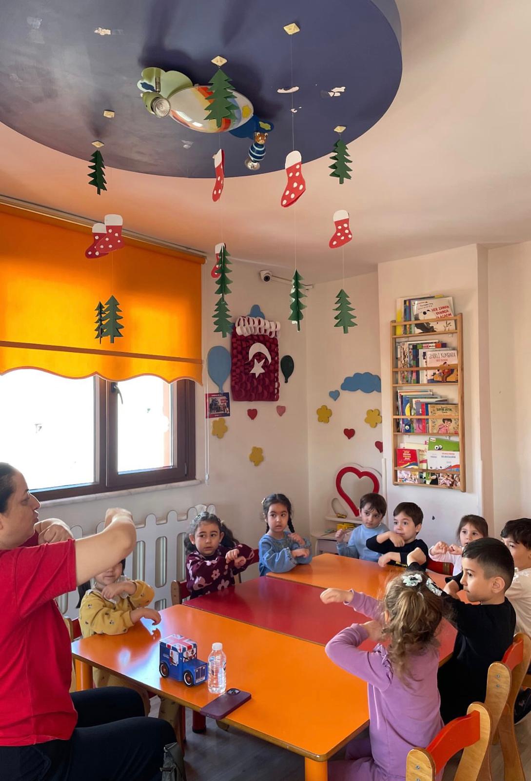 İngilizce dersinde hareketli şarkı etkinliği