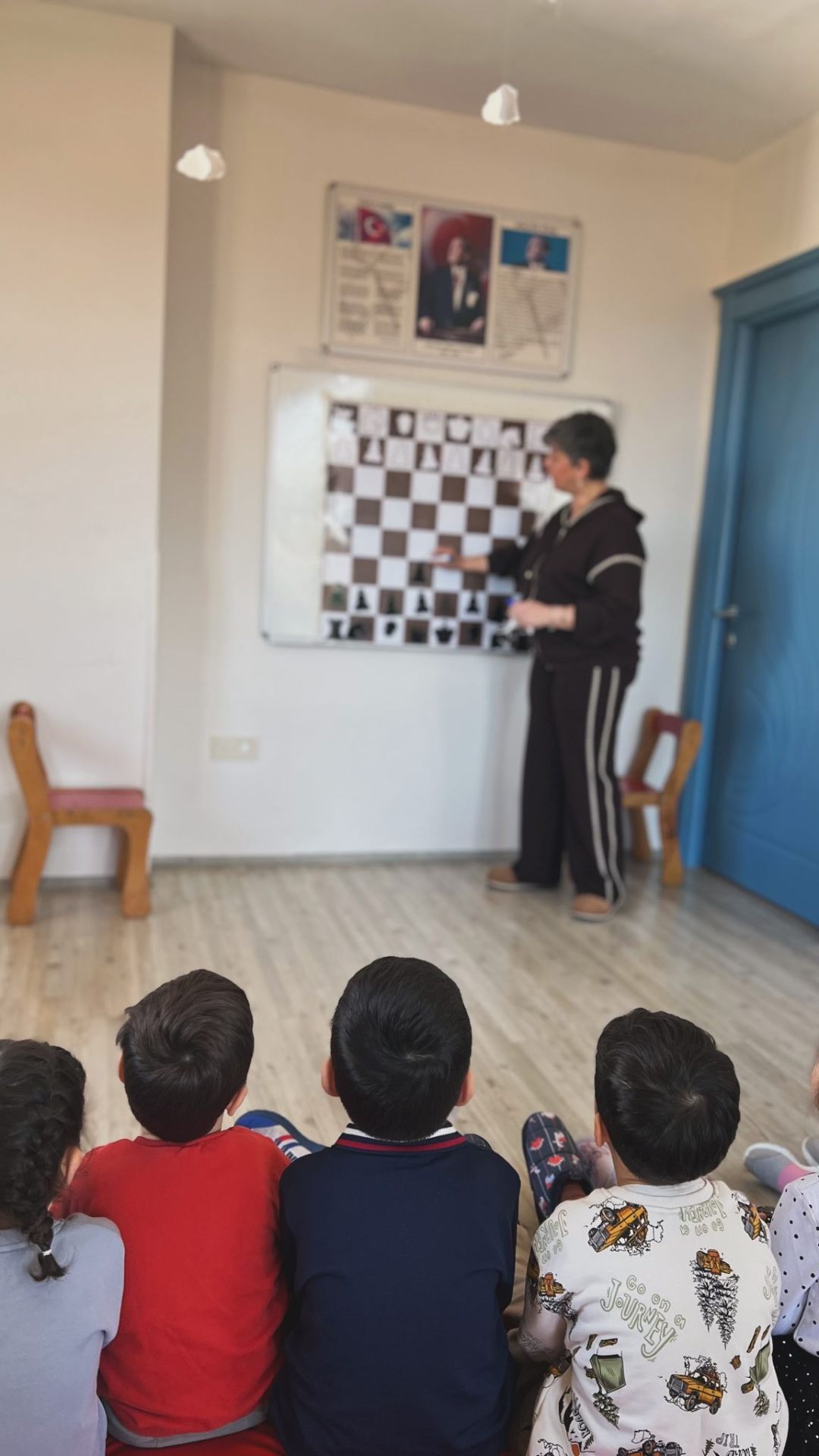 Öğretmen rehberliğinde duvar satrancı dersi