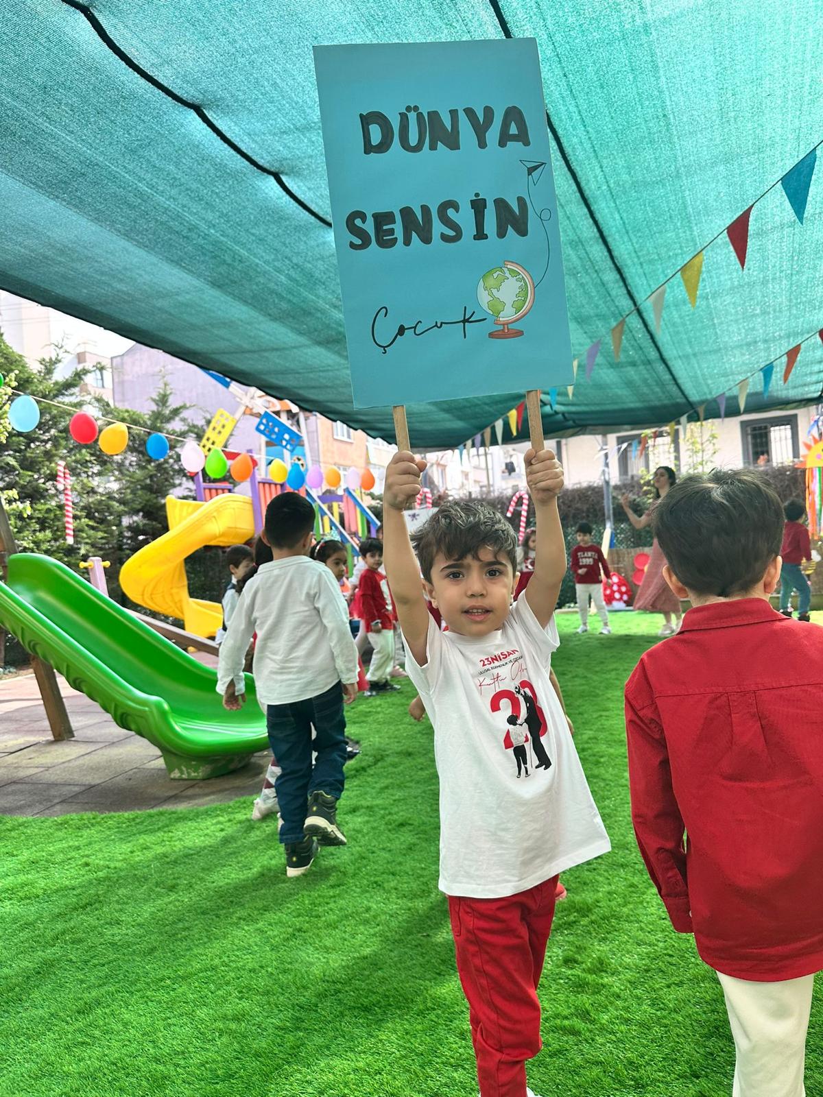 Dünya Sensin Çocuk pankartıyla yürüyüş