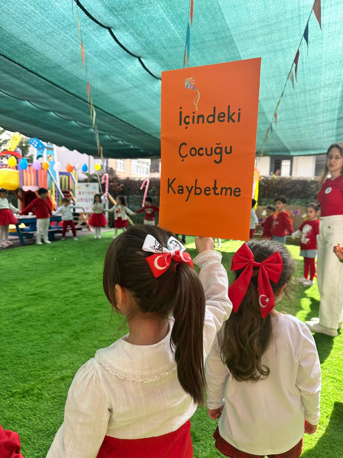 23 Nisan töreni — 'İçindeki Çocuğu Kaybetme' pankartı