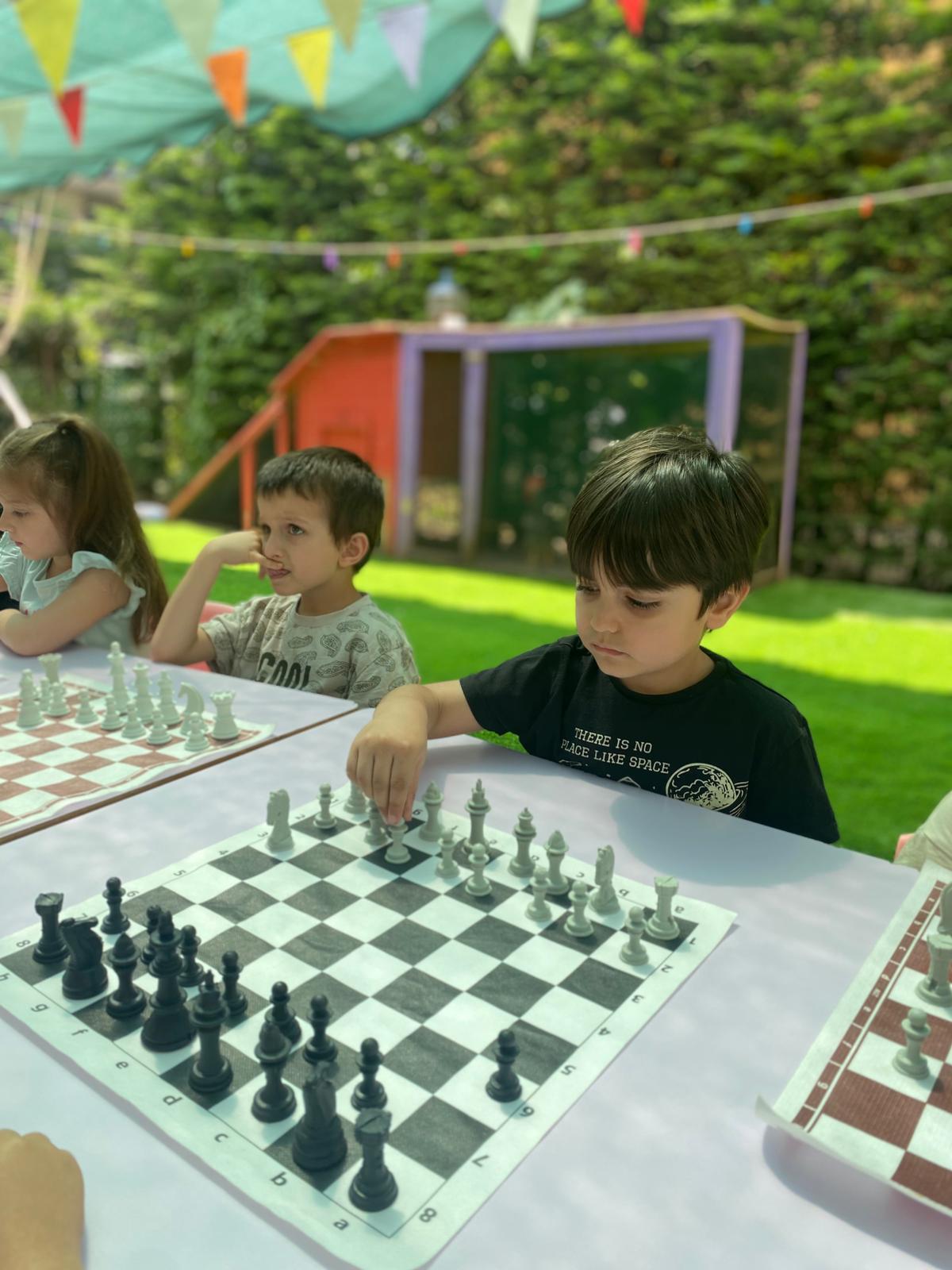 Bahçede satranç turnuvası — toplu kare