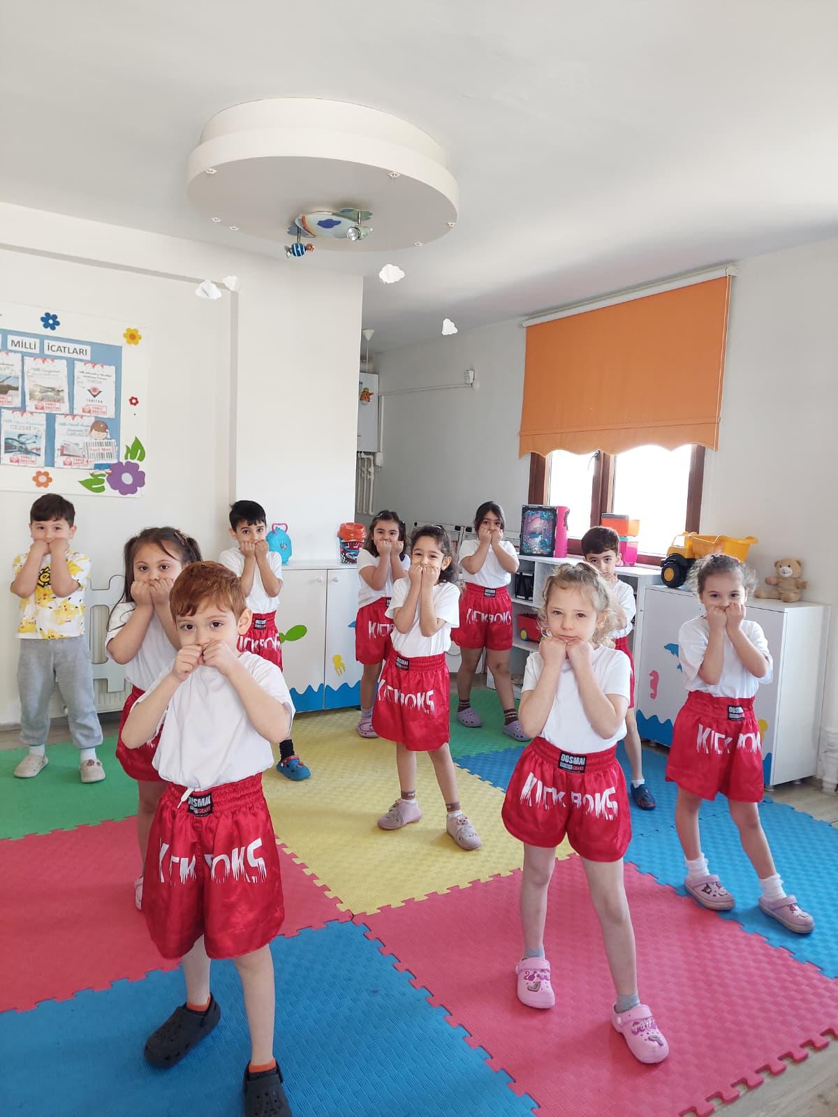 Kick boks atölyesi — sınıfta grup çalışması
