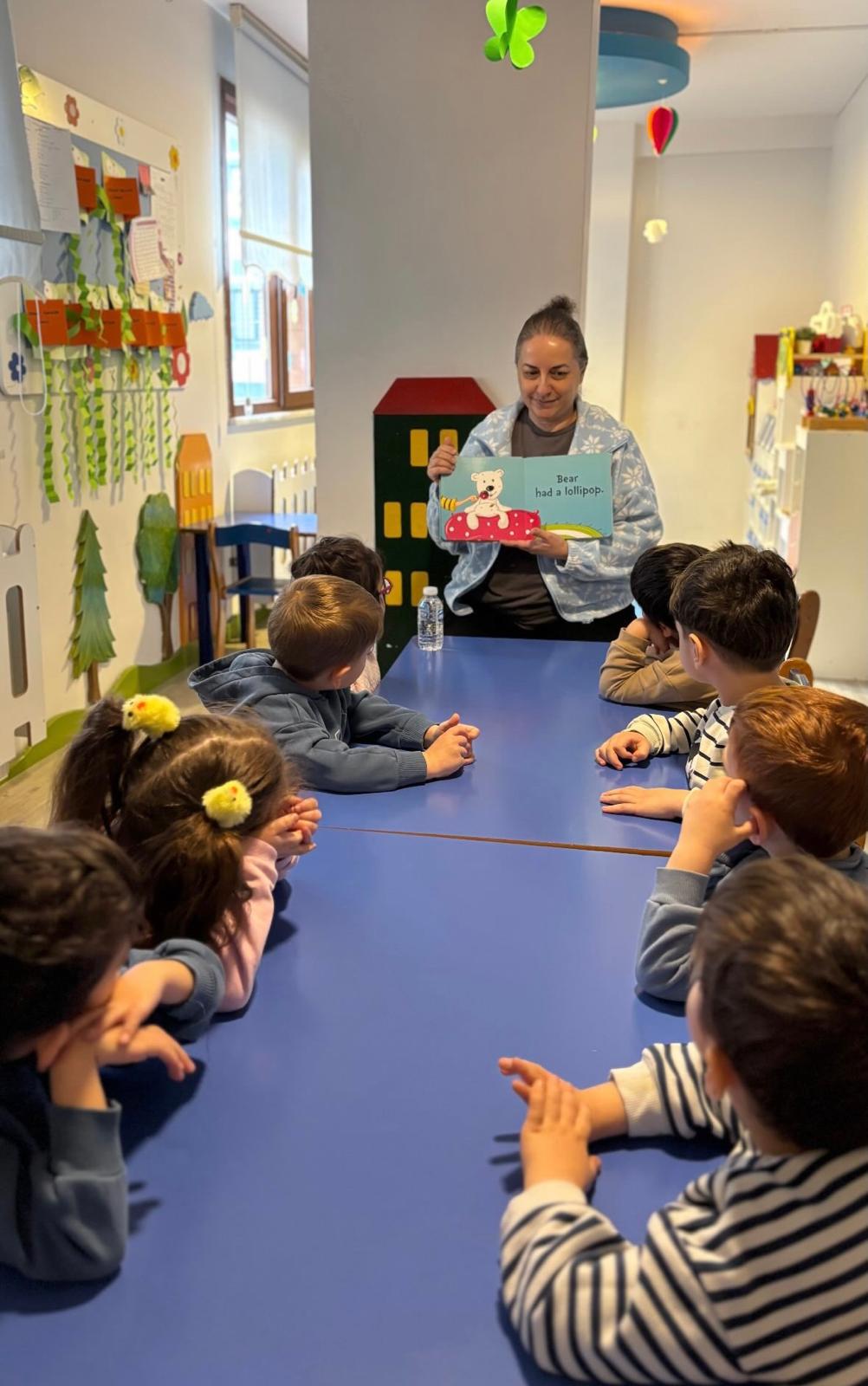İngilizce dersinde 'Bear had a lollipop' hikâye okuma