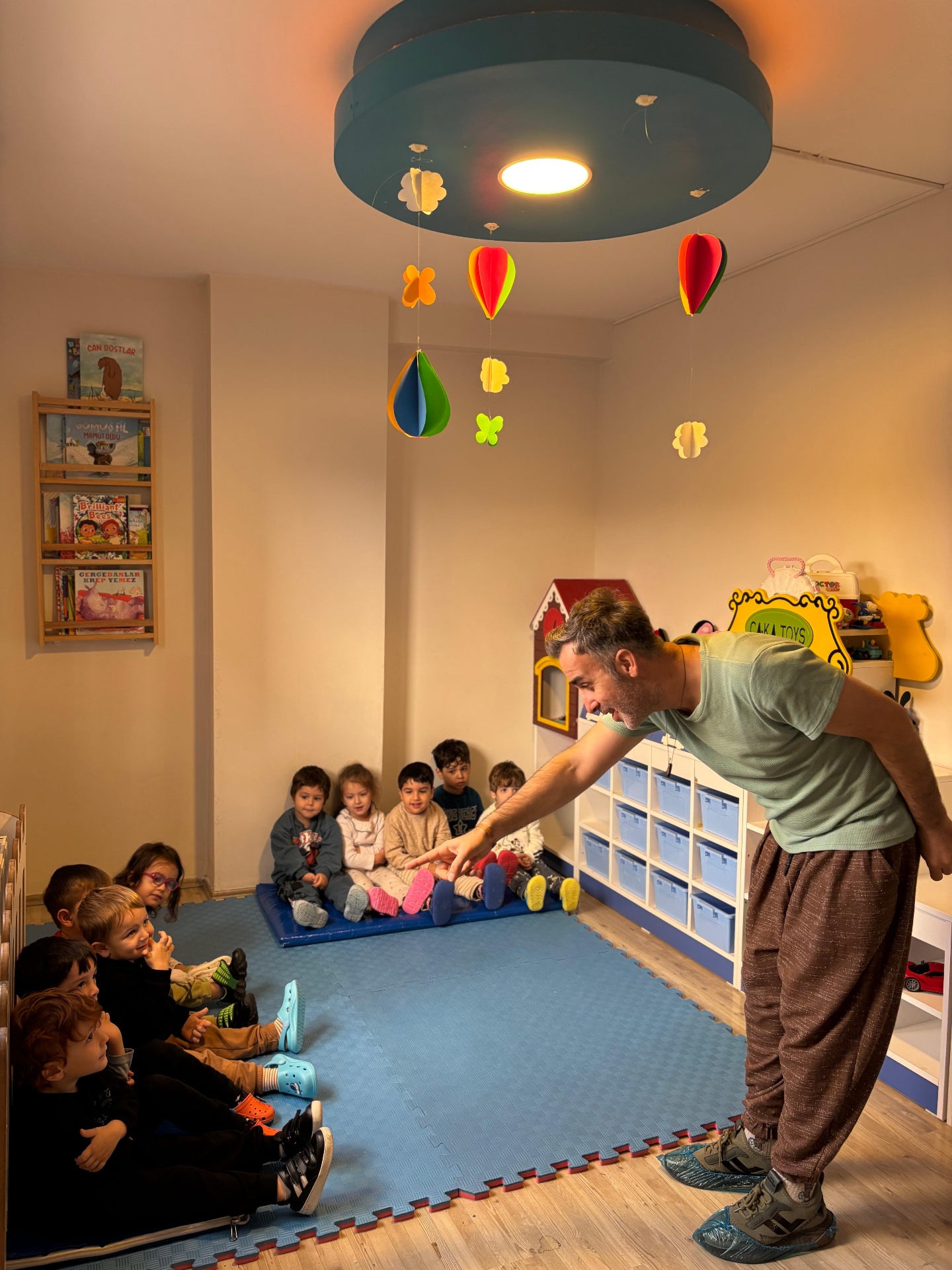 Drama dersinde öğretmen rehberliğinde hikâye canlandırma
