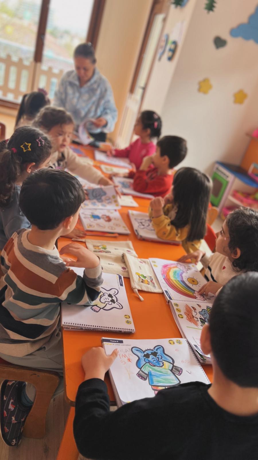 İngilizce çalışma kitabı ile boyama ve kelime etkinliği