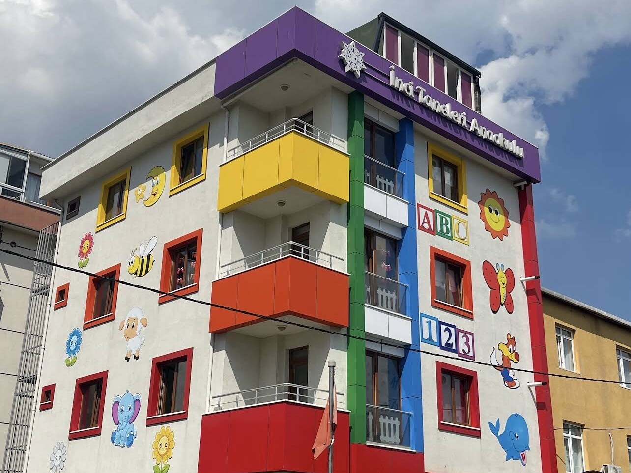 Sancaktepe İnci Taneleri Anaokulu ve Kreşinin güvenli dış cephe görünümü