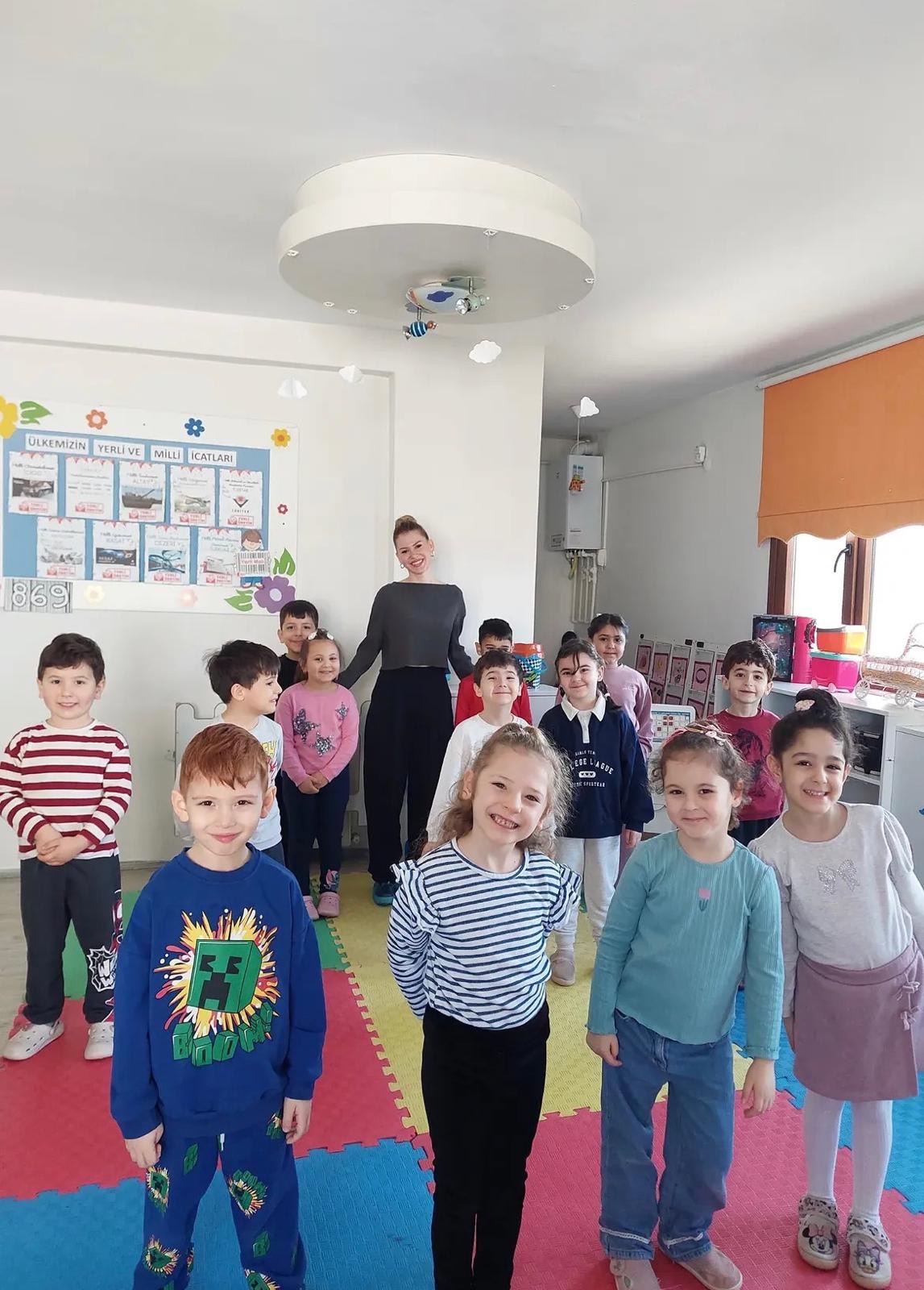 Dans atölyesi sonrası gülümseyen grup fotoğrafı