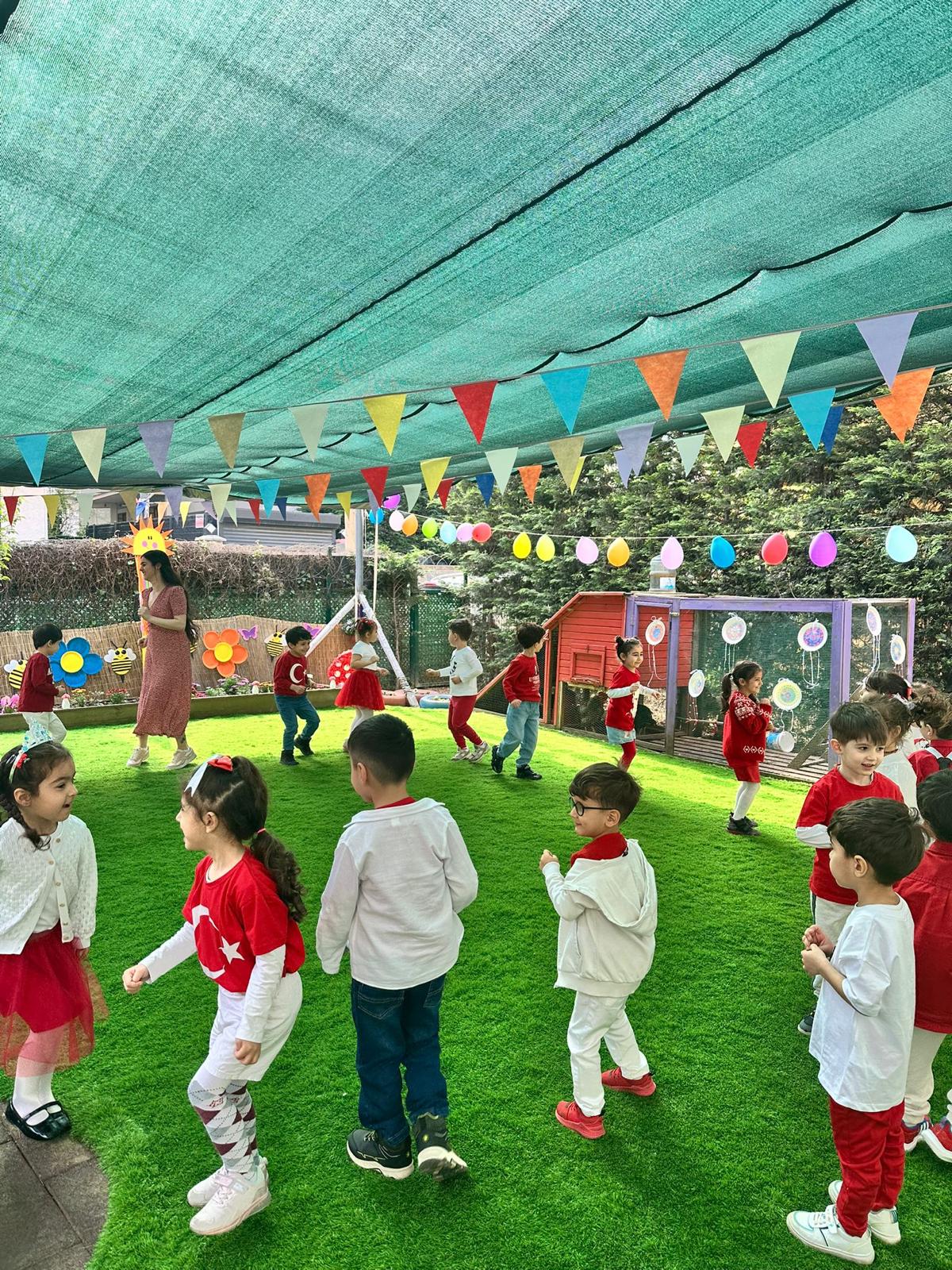 Sancaktepe anaokulunda sağlıklı beslenme rutini için sofra etkinliği yapan çocuklar