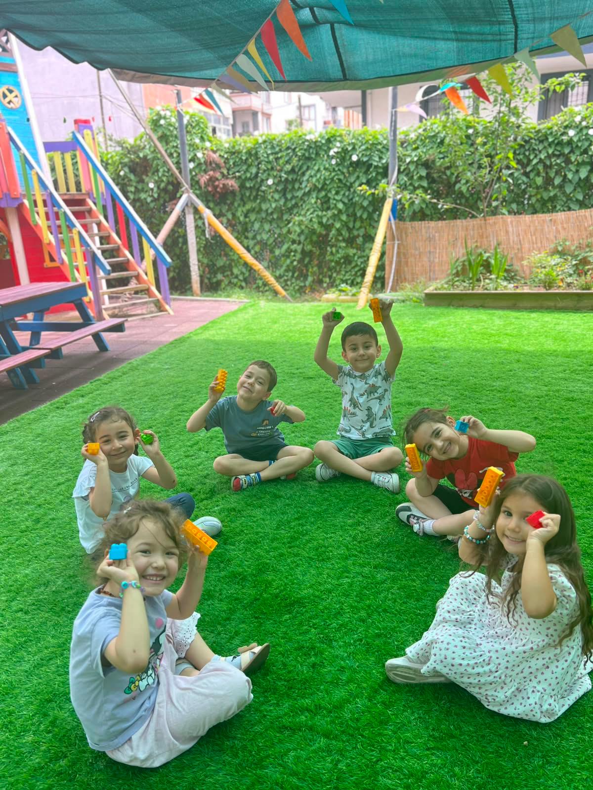 Bahçede lego ile grup oyunu