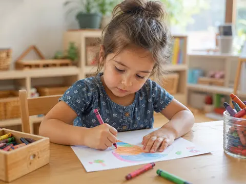 Anaokulunda boyama etkinliğine odaklanan okul öncesi çocuk